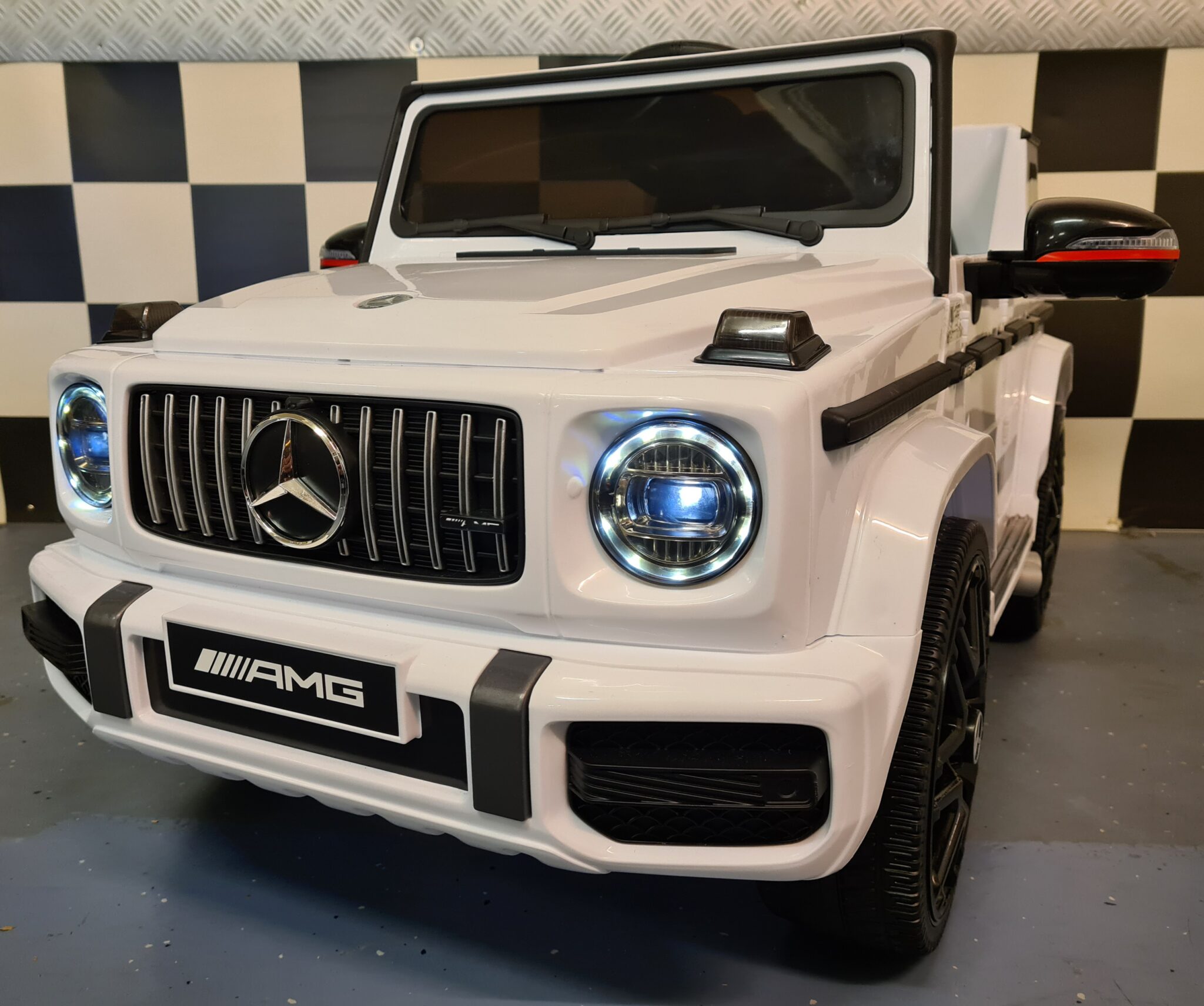 Mercedes G63 kinderauto 12V wit met zachte start voor 1 persoon