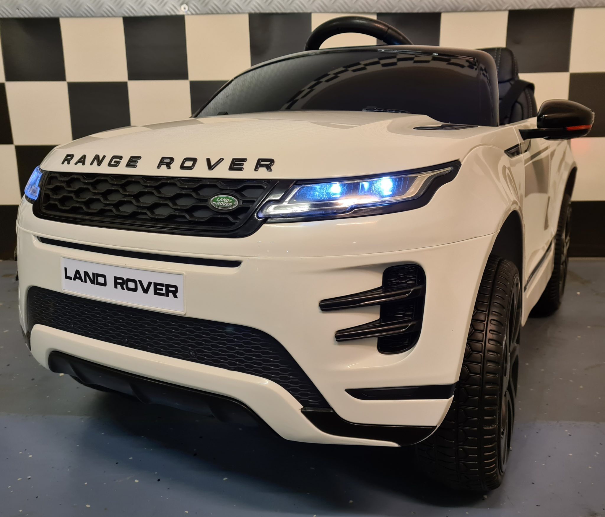Witte elektrische kinderauto Range Rover Evoque met 4 motoren