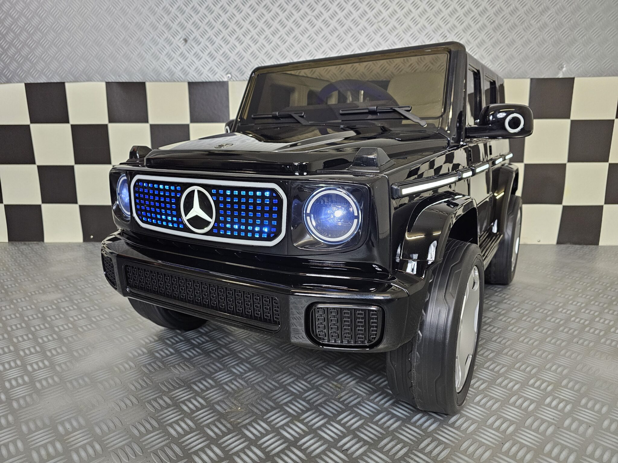 Kinderauto Mercedes EQG zwart 12 volt