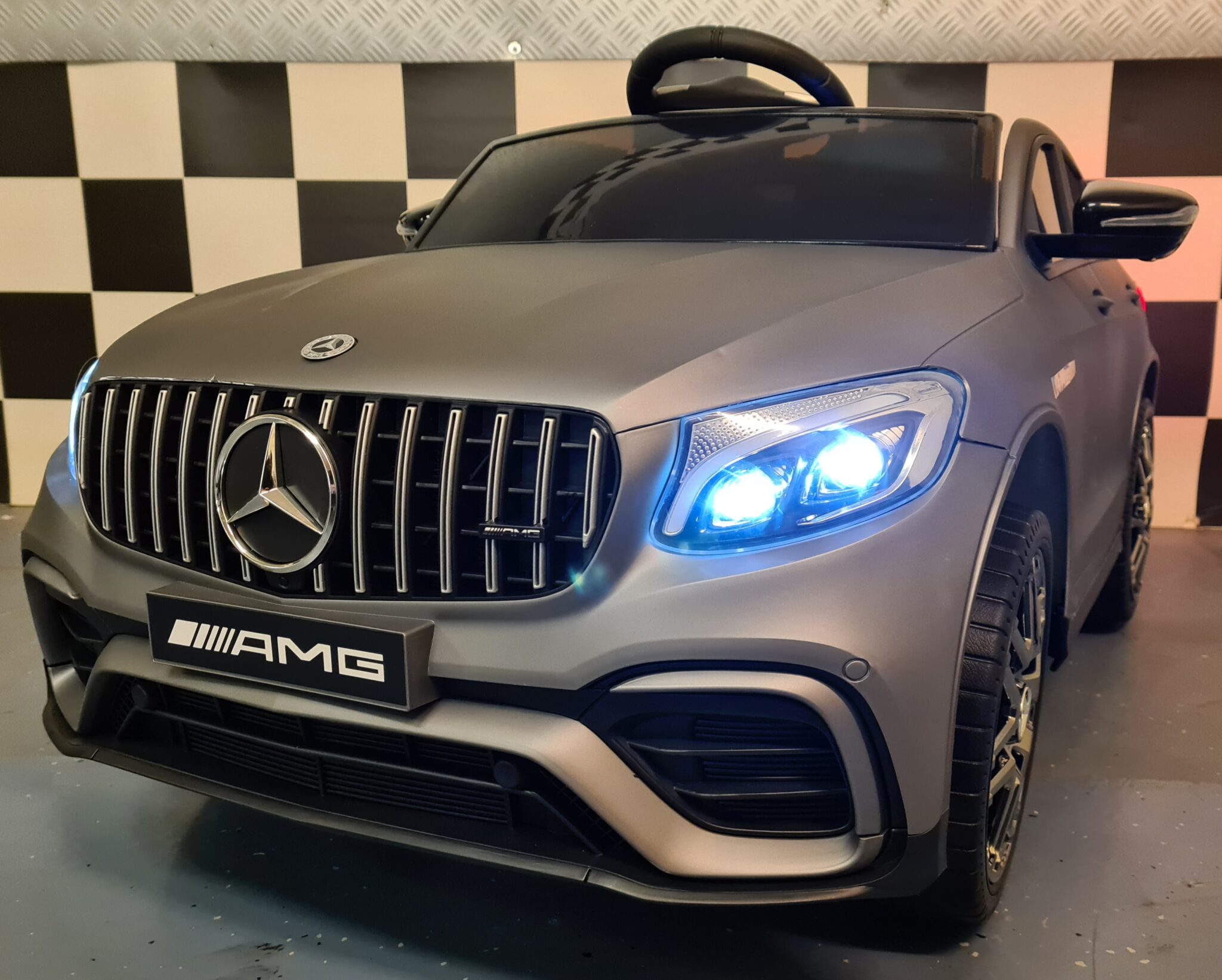 Elektrische kinderauto Mercedes GLC 63 AMG matgrijs