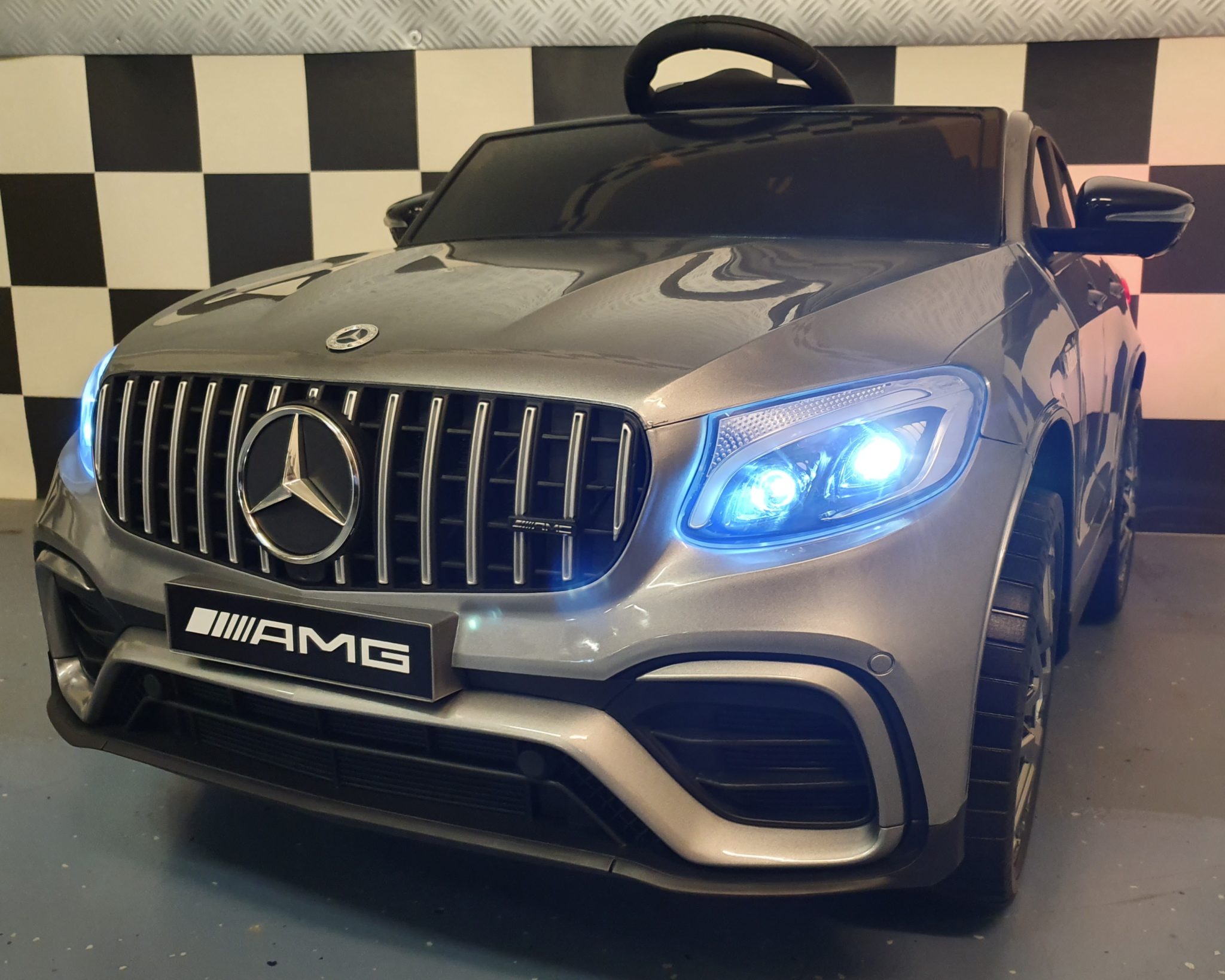Kinderaccuauto Mercedes GLC 63 12V metallic zilver 1-persoons