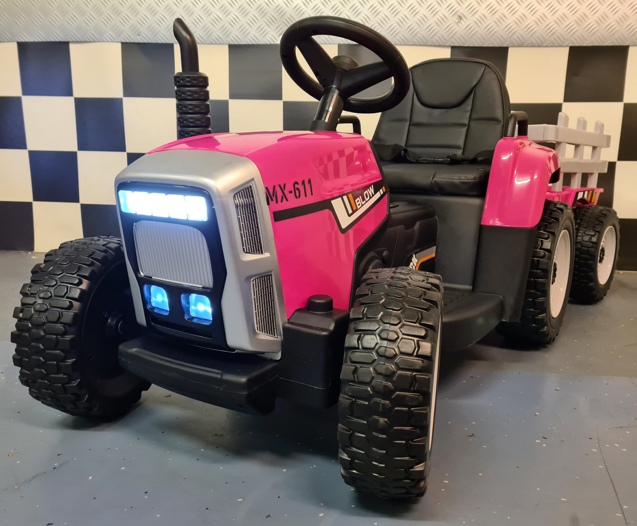 Roze kindertractor 12 volt met aanhanger